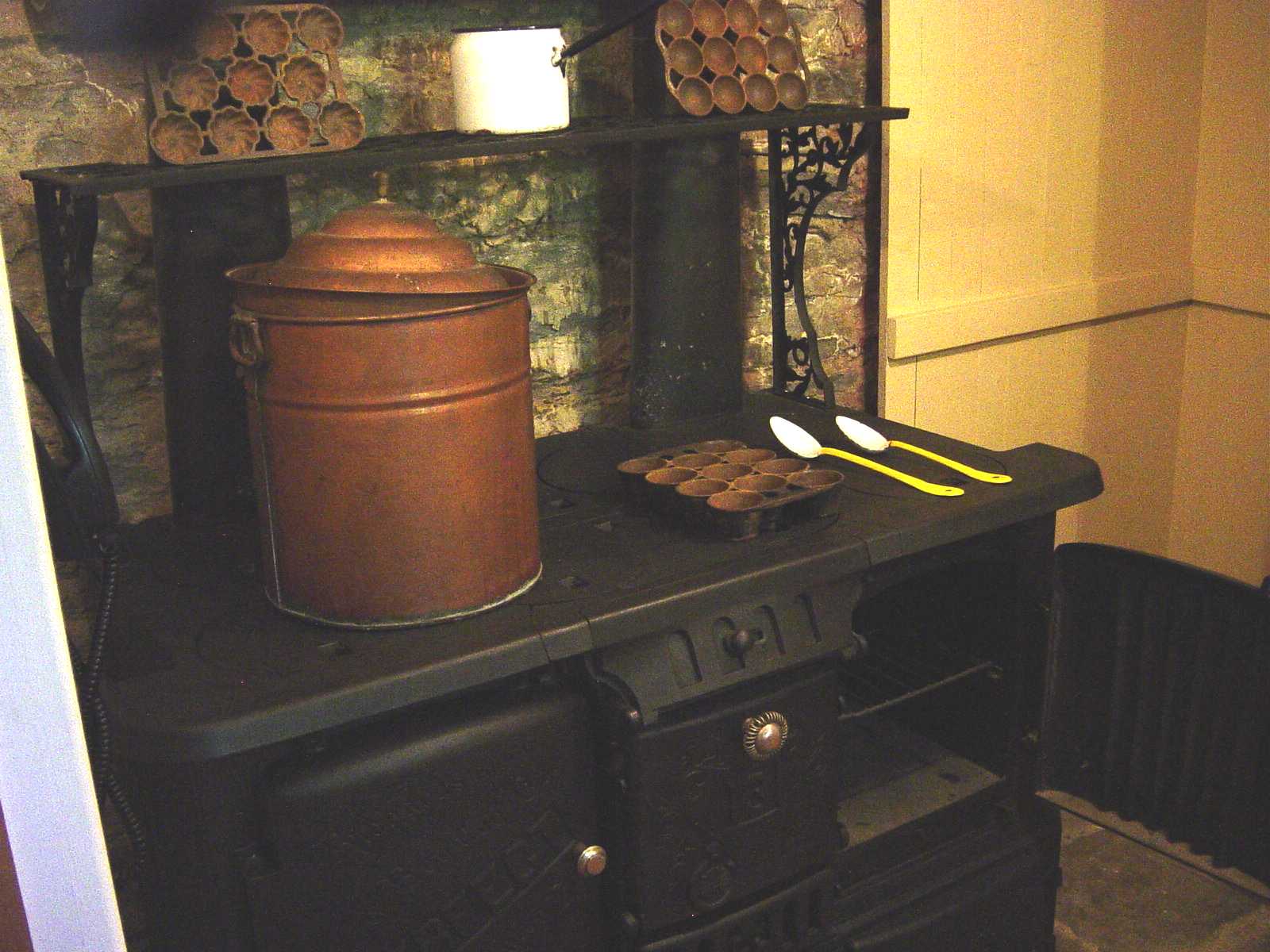 The kitchen (not original stove)